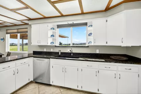 Kitchen - 3373 Scenic Ave, Central Point, OR 97502 photo 4 of 6