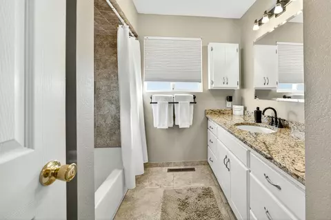 Bath - 3373 Scenic Ave, Central Point, OR 97502 photo 3 of 4