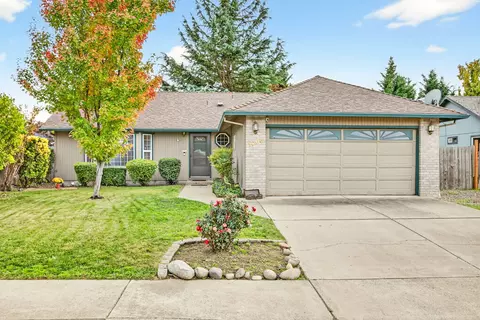 1006 Forest Glen Dr, Central Point, OR 97502