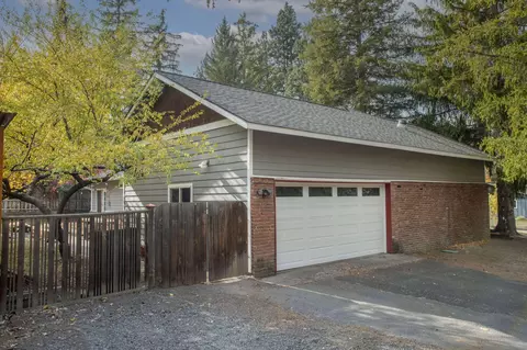 Exterior - 1848 NE 14th St, Bend, OR 97701 photo 8 of 10