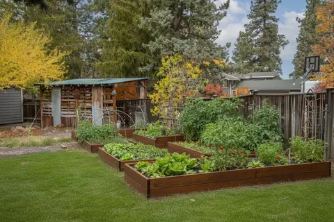 Exterior - 1848 NE 14th St, Bend, OR 97701 photo 3 of 10