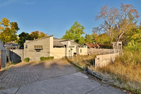 149 S Keene Way Dr, Medford, OR 97504