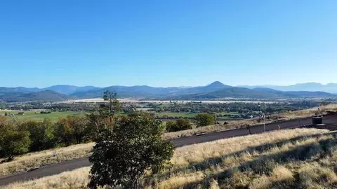 View/Area - 1214 Overlook Dr, Eagle Point, OR 97524 photo 3 of 5