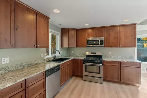 Kitchen - 20886 King David Ave, Bend, OR 97702 photo 2 of 4