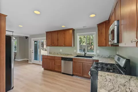 Kitchen - 20886 King David Ave, Bend, OR 97702 photo 3 of 4
