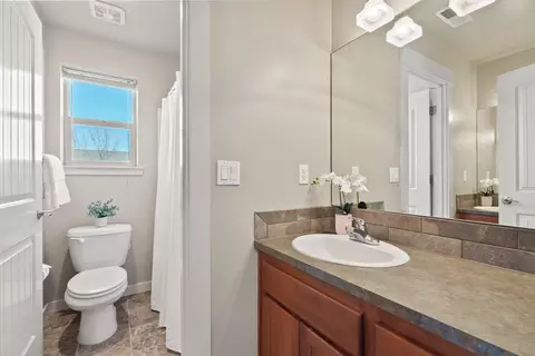 Bath - 61839 SE 27th St, Bend, OR 97702 photo 4 of 6