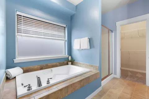 Bath - 61839 SE 27th St, Bend, OR 97702 photo 3 of 6