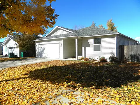 5589 Kellal Ln, Klamath Falls, OR 97603