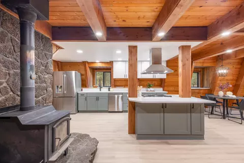 Kitchen - 15622 6th St, La Pine, OR 97739 photo 3 of 11