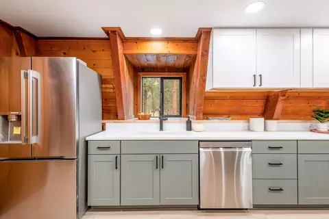 Kitchen - 15622 6th St, La Pine, OR 97739 photo 2 of 11