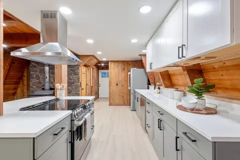 Kitchen - 15622 6th St, La Pine, OR 97739 photo 9 of 11