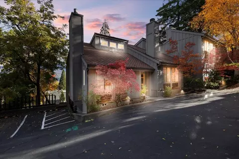 327 Ravenwood Pl, Ashland, OR 97520