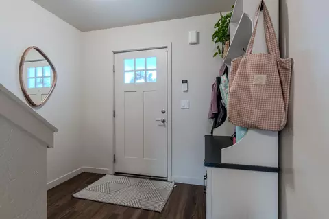 Entry Way - 205 Dano Dr, Phoenix, OR 97535 photo 1 of 4
