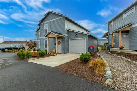 Exterior - 205 Dano Dr, Phoenix, OR 97535 photo 2 of 6