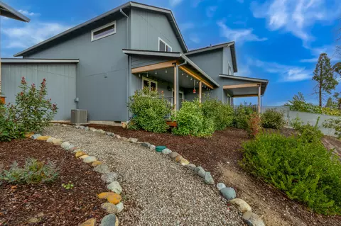 Exterior - 205 Dano Dr, Phoenix, OR 97535 photo 4 of 6