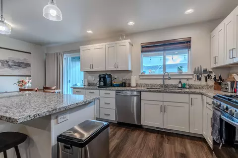 Kitchen - 205 Dano Dr, Phoenix, OR 97535 photo 3 of 3