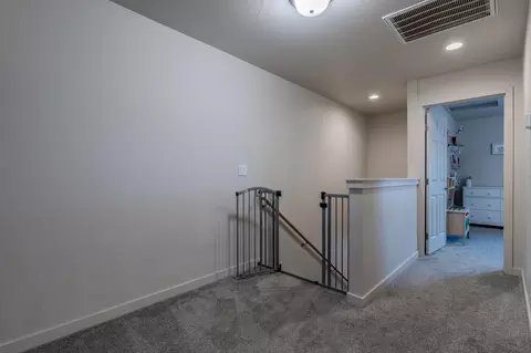 Entry Way - 205 Dano Dr, Phoenix, OR 97535 photo 4 of 4