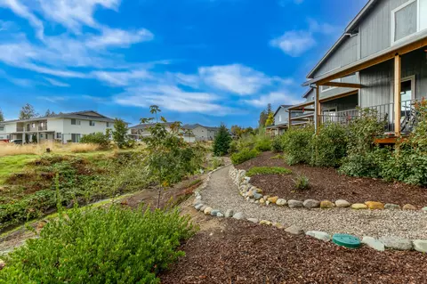 Exterior - 205 Dano Dr, Phoenix, OR 97535 photo 3 of 6