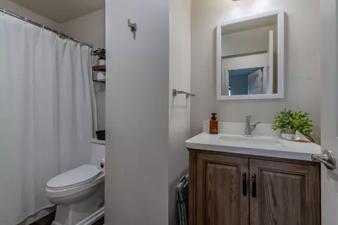 Bath - 205 Dano Dr, Phoenix, OR 97535 photo 1 of 3