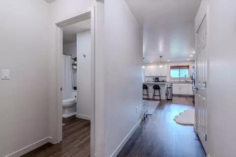 Entry Way - 205 Dano Dr, Phoenix, OR 97535 photo 3 of 4