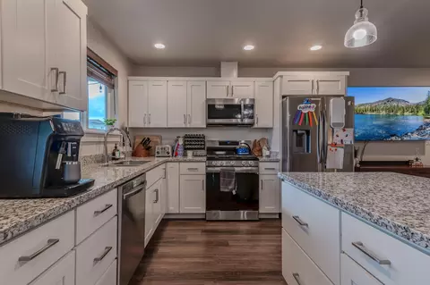 Kitchen - 205 Dano Dr, Phoenix, OR 97535 photo 2 of 3