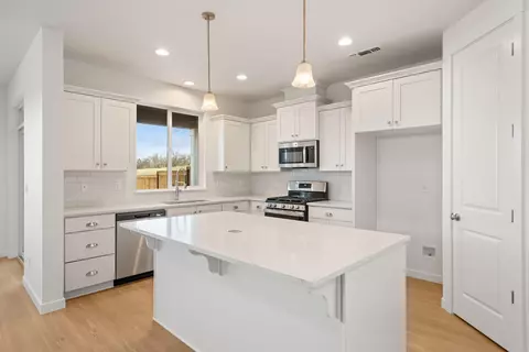 Kitchen - 151 Valemont Dr #39, Eagle Point, OR 97524 photo 2 of 4