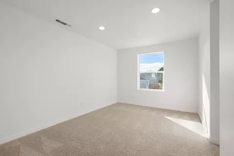 Bedroom - 151 Valemont Dr #39, Eagle Point, OR 97524 photo 3 of 7