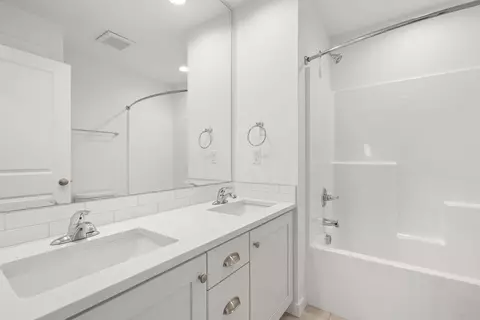 Bath - 151 Valemont Dr #39, Eagle Point, OR 97524 photo 3 of 3