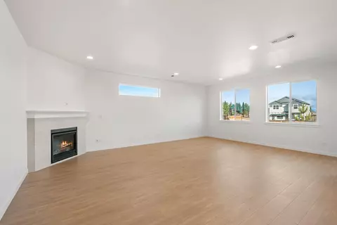 Living - 151 Valemont Dr #39, Eagle Point, OR 97524 photo 1 of 4