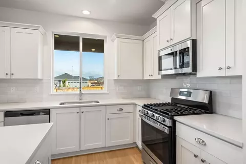 Kitchen - 151 Valemont Dr #39, Eagle Point, OR 97524 photo 3 of 4