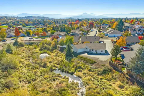 826 Crystal Dr, Eagle Point, OR 97524