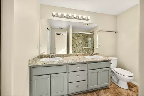 Bath - 826 Crystal Dr, Eagle Point, OR 97524 photo 2 of 3