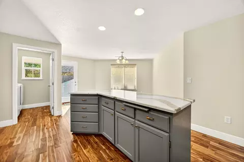 Entry Way - 826 Crystal Dr, Eagle Point, OR 97524 photo 1 of 2