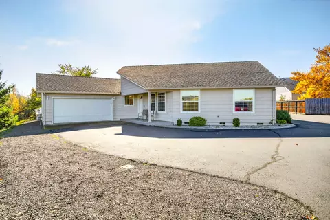 Exterior - 826 Crystal Dr, Eagle Point, OR 97524 photo 11 of 12