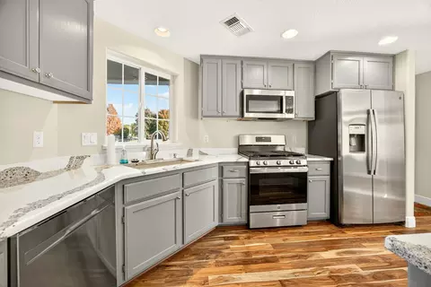 Kitchen - 826 Crystal Dr, Eagle Point, OR 97524 photo 2 of 7