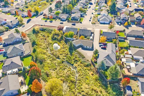 View/Area - 826 Crystal Dr, Eagle Point, OR 97524 photo 3 of 4