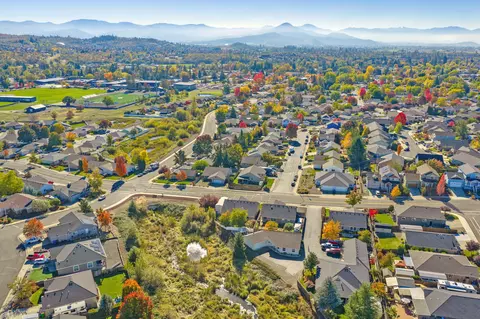 View/Area - 826 Crystal Dr, Eagle Point, OR 97524 photo 4 of 4