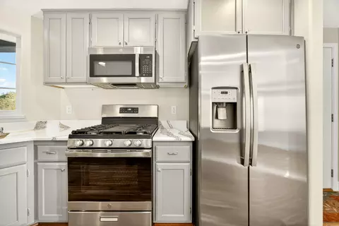 Kitchen - 826 Crystal Dr, Eagle Point, OR 97524 photo 4 of 7