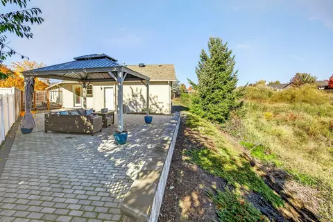 Exterior - 826 Crystal Dr, Eagle Point, OR 97524 photo 5 of 12