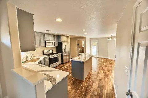 Kitchen - 826 Crystal Dr, Eagle Point, OR 97524 photo 5 of 7