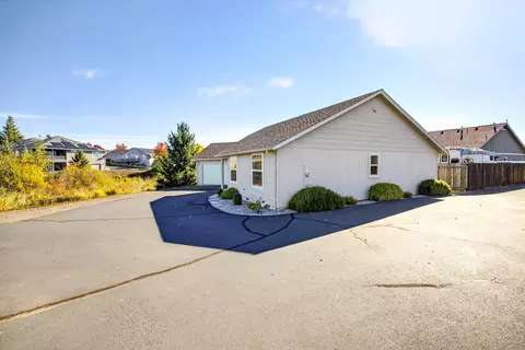 Exterior - 826 Crystal Dr, Eagle Point, OR 97524 photo 10 of 12