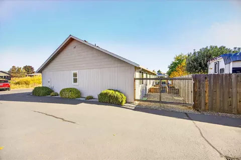 Exterior - 826 Crystal Dr, Eagle Point, OR 97524 photo 9 of 12