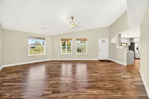 Living - 826 Crystal Dr, Eagle Point, OR 97524 photo 2 of 4