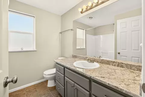 Bath - 826 Crystal Dr, Eagle Point, OR 97524 photo 3 of 3