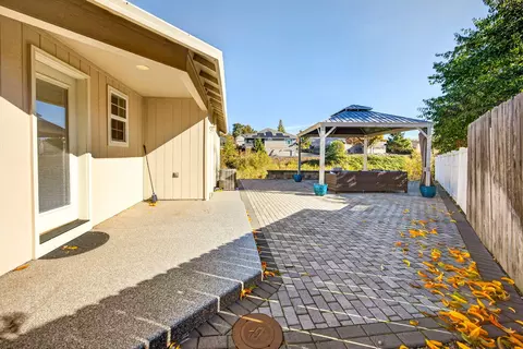 Exterior - 826 Crystal Dr, Eagle Point, OR 97524 photo 2 of 12