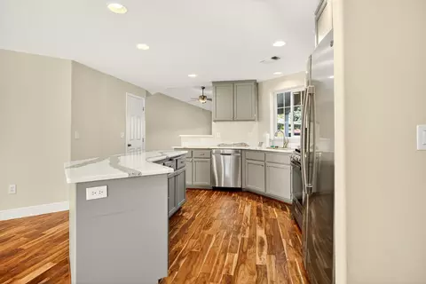 Kitchen - 826 Crystal Dr, Eagle Point, OR 97524 photo 6 of 7