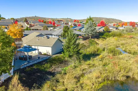 View/Area - 826 Crystal Dr, Eagle Point, OR 97524 photo 2 of 4
