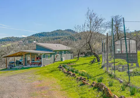 6536 Shadow Glen Dr, Eagle Point, OR 97524