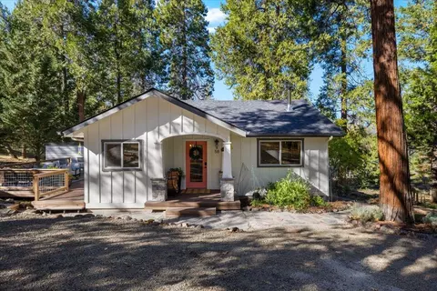 58 Pine St, Shady Cove, OR 97539