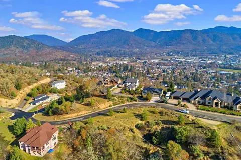 1172 NW Starlite Pl, Grants Pass, OR 97526